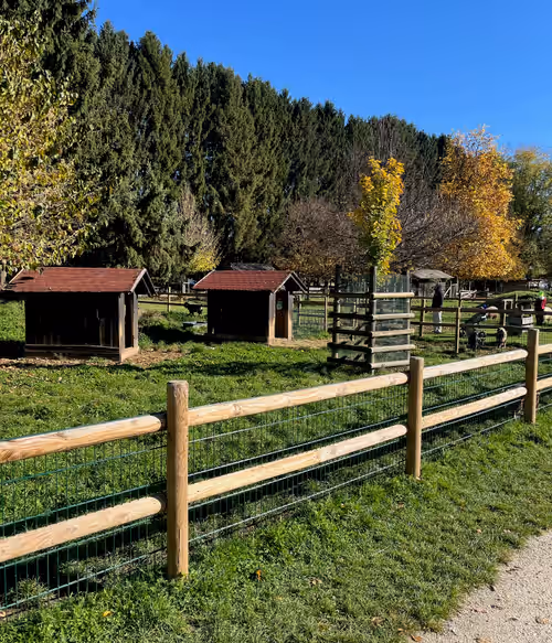 Turn de joacă montat pe un teren