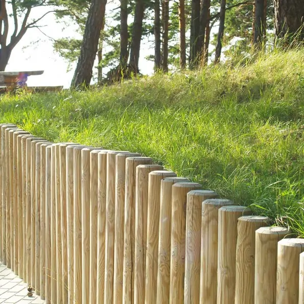 Turn de joacă montat pe un teren