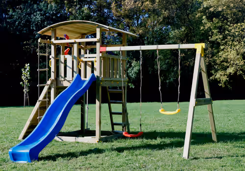 Copii pe locul de joacă