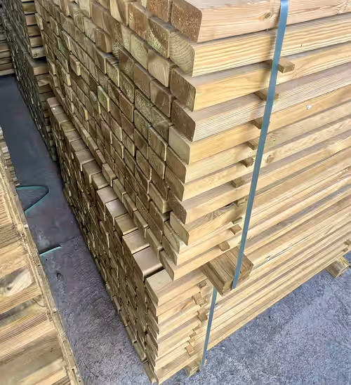 Imagine cu scândură din lemn impregnat