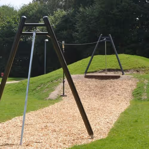 Turn de joacă montat pe un teren